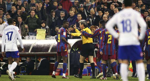 Cuando tu afición es racista con el rival: «¿Qué pasa, que como visto la camiseta de tu equipo, ya no soy negro?»