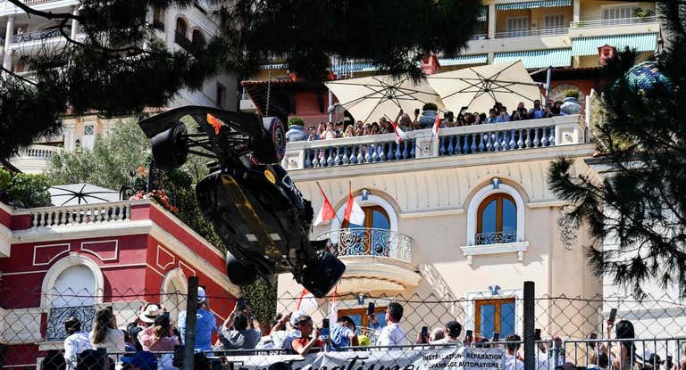 El Red Bull de Checo Pérez, por los aires de Mónaco.