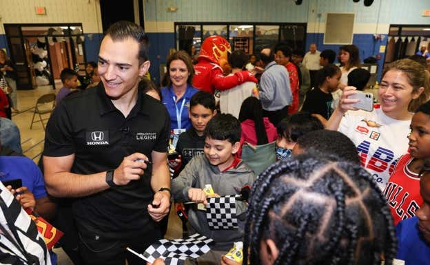 Álex Palou durante un encuentro en una escuela de EE UU en el Community Day. Chris Owens