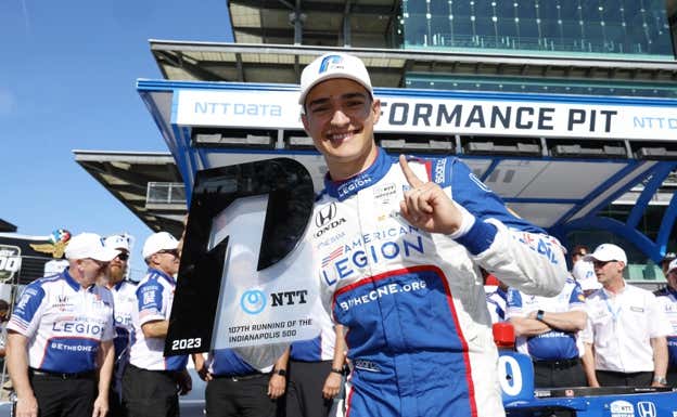 Álex Palou, tras lograr la pole position de Indy 500 2023.  Penske Entertainment