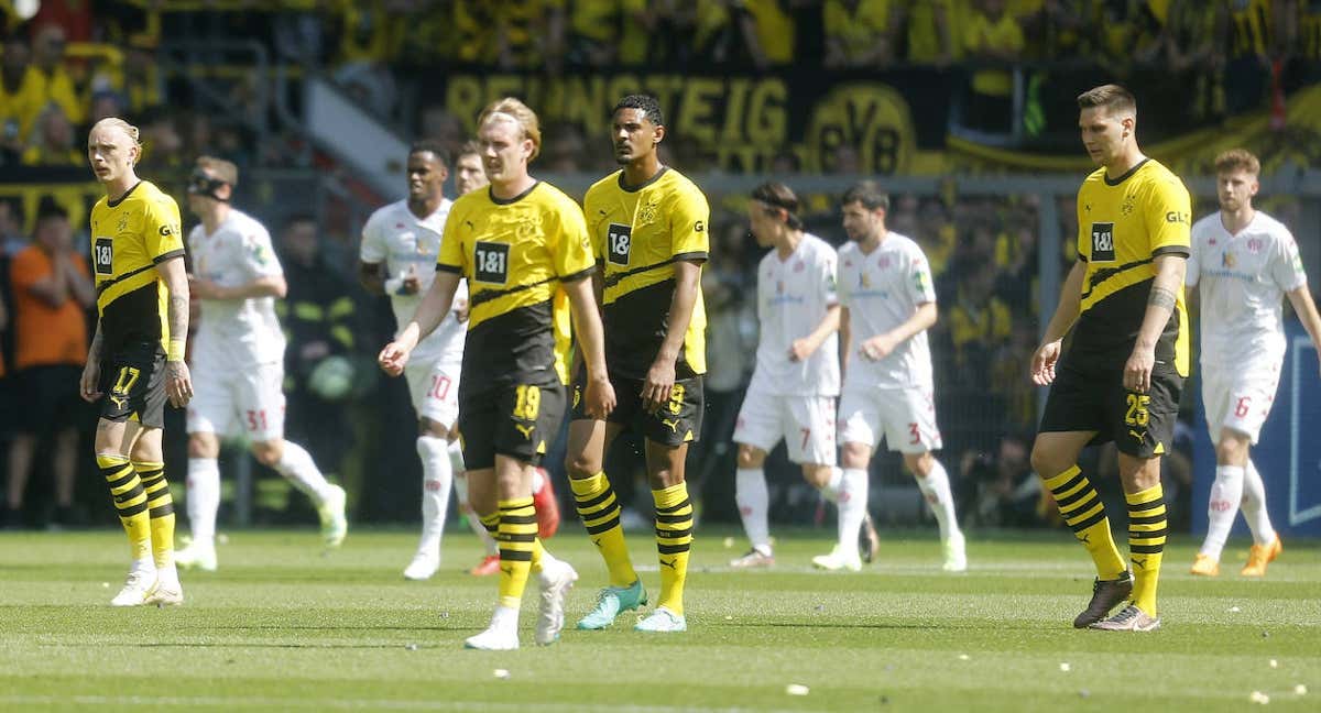 Los futbolistas del Borussia Dortmund, tras recibir un gol./REUTERS