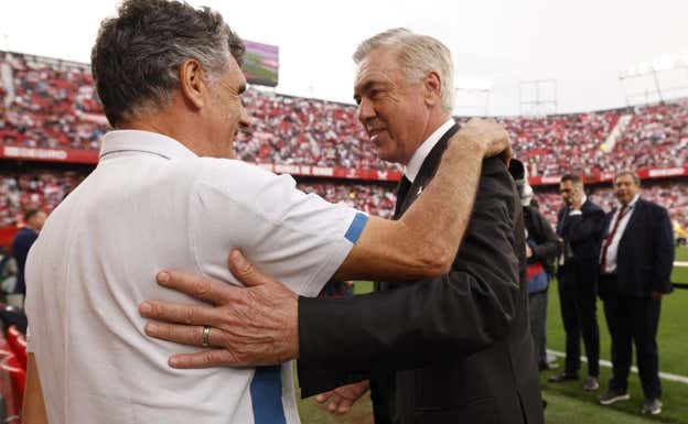 Mendilibar y Ancelotti se saludaron afectuosamente antes de empezar el partido.  REUTERS
