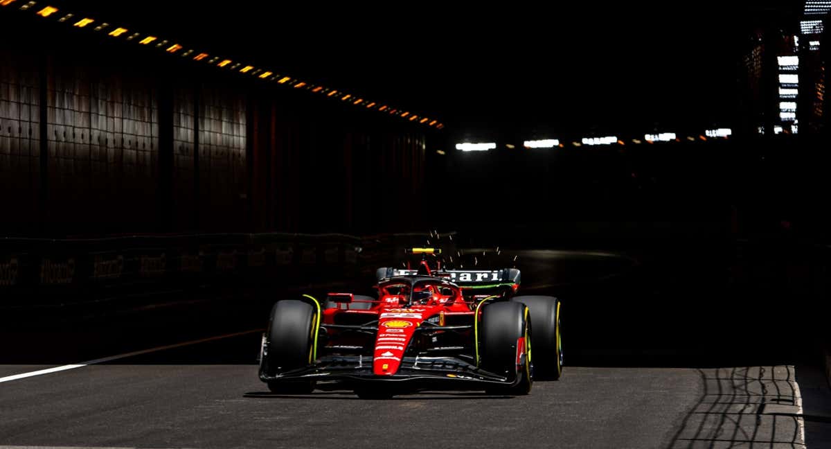 Carlos Sainz sale del túnel durante la FP1 del GP de Mónaco 2023 de F1. /Ferrari