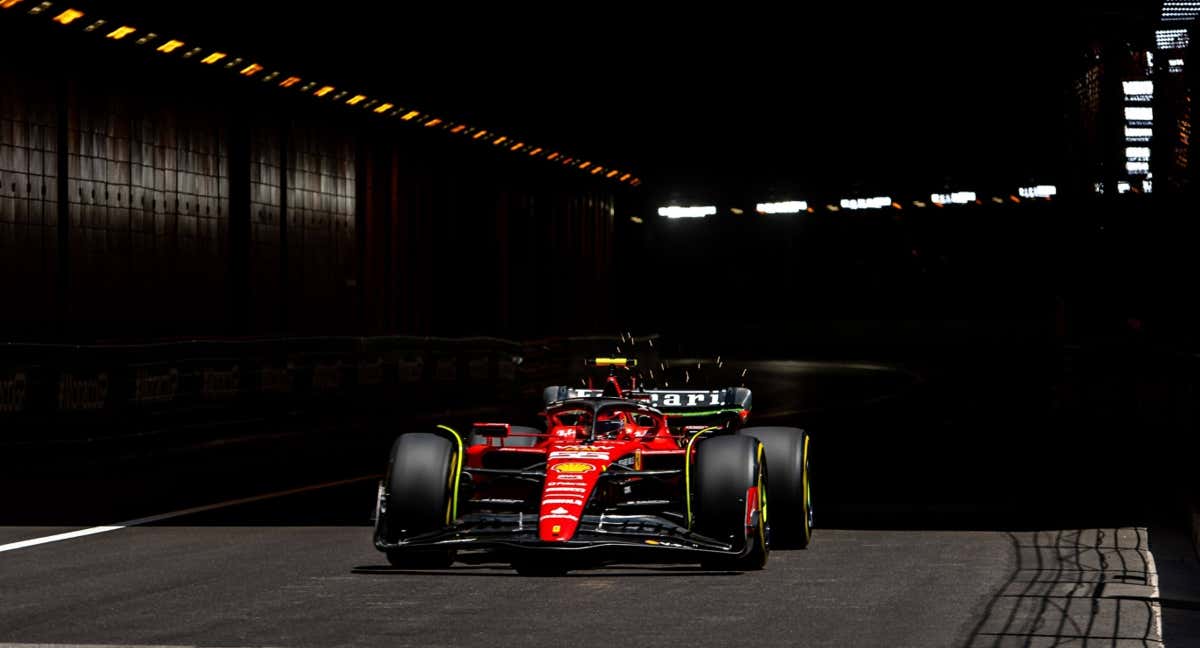 Carlos Sainz sale del túnel durante la FP1 del GP de Mónaco 2023 de F1.