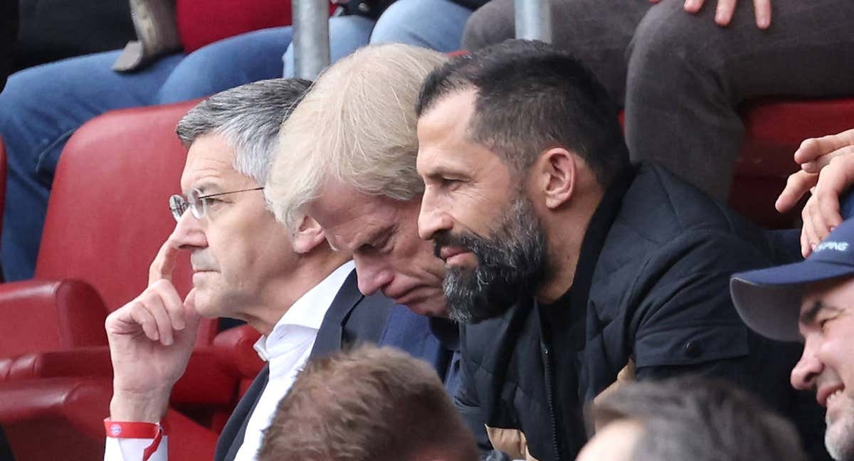 Kahn y Salihamidzic viendo un partido del Bayern Múnich./AFP