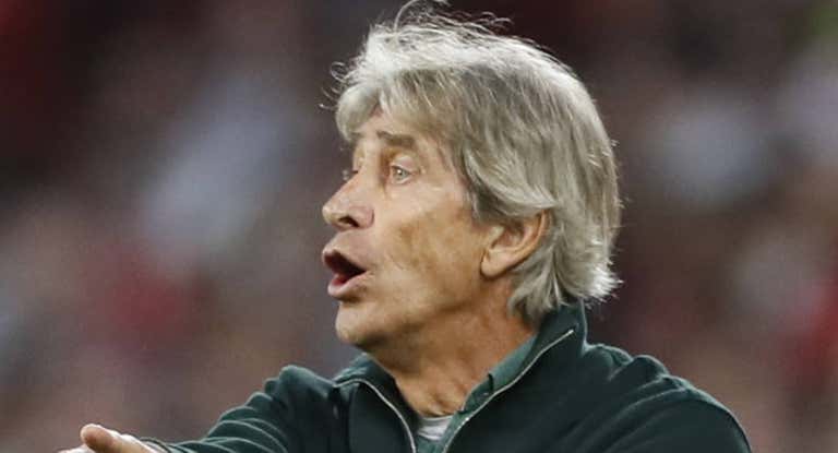 Manuel Pellegrini, durante un partido del Betis.