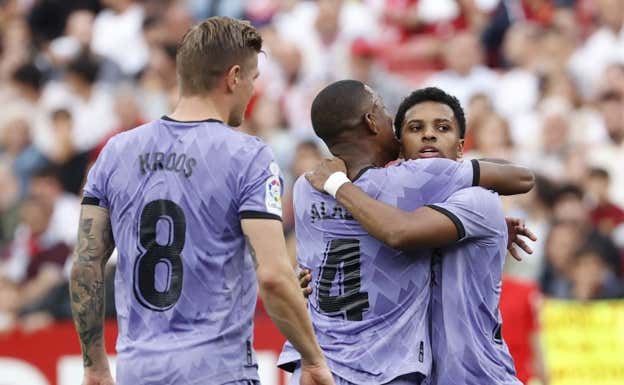 Alaba se abrazó con Rodrygo, autor del 1-1 en el Sánchez-Pizjuán.  EFE