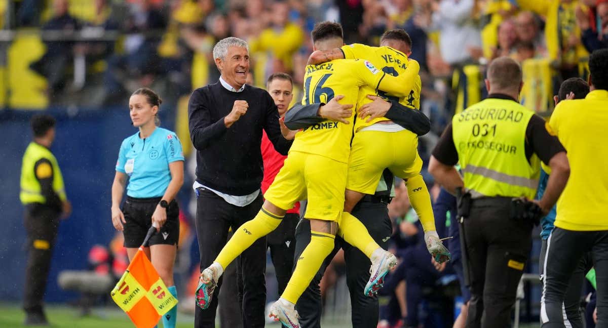 Quique Setién celebra con su plantilla uno de los goles del Villarreal/GETTY