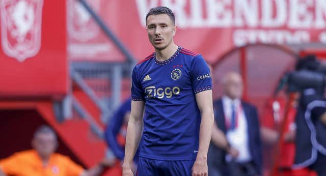 Berghuis pegó a un aficionado por un presunto insulto racista a un compañero y el Ajax le sanciona