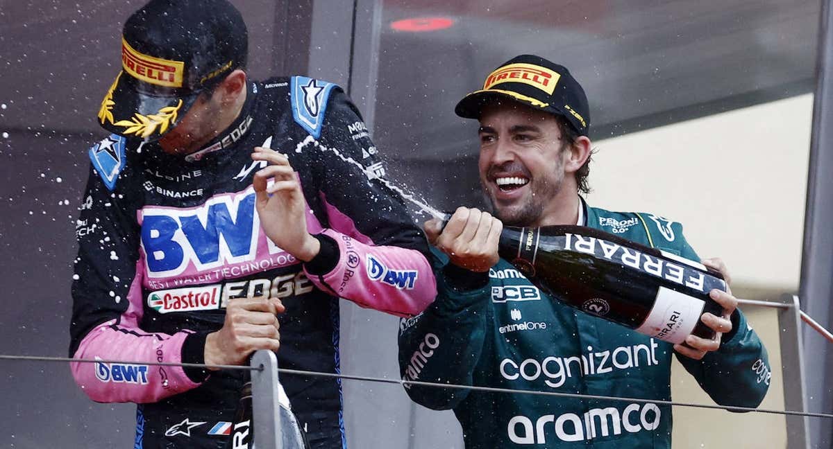 Fernando Alonso, con Esteban Ocon en el podio del GP de Mónaco 2023.