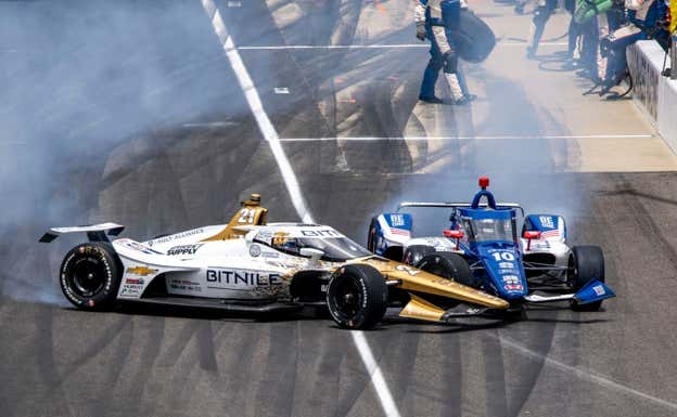Rinus Veekay se lleva por delante a Álex Palou en Indy 500.  Reuters