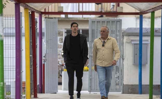 Carlos Fernández a la entrada en el colegio electoral. Efe