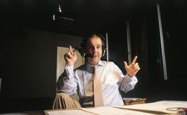 José María García, en un gesto radiofónico muy característico.  Getty