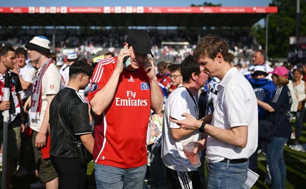 ¡Surrealista! Invasión por el ascenso de la afición del Hamburgo... y no suben