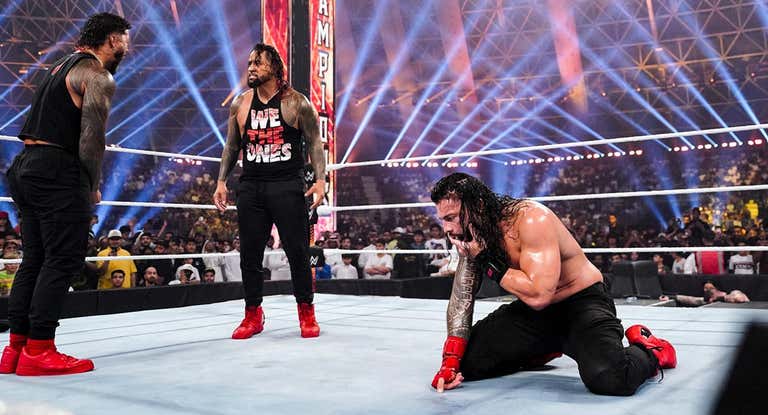Roman Reigns, tras ser atacado por Jimmy Uso.