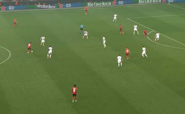 Imagen en la que se aprecia el bloque bajo de la Roma, con un 5-3-2 muy marcado en el que todos los futbolistas son importantes a la hora de defender.