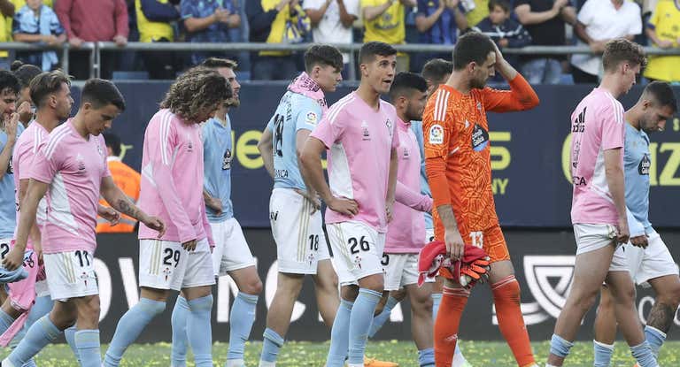 Los jugadores del Celta, ayer, tras la derrota en Cádiz.