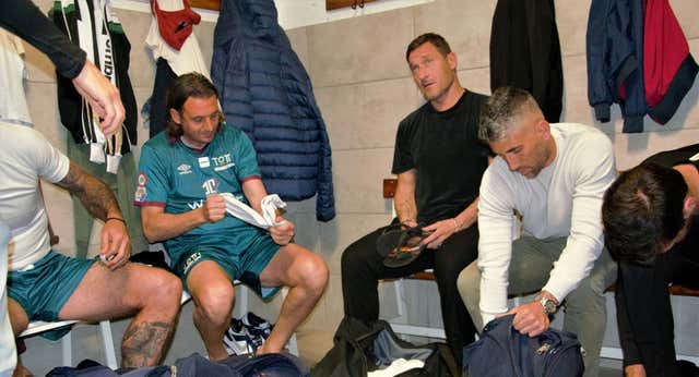 Nos colamos con Totti en el vestuario de su equipo de fútbol 8: ‘A mí me importa que corran…’
