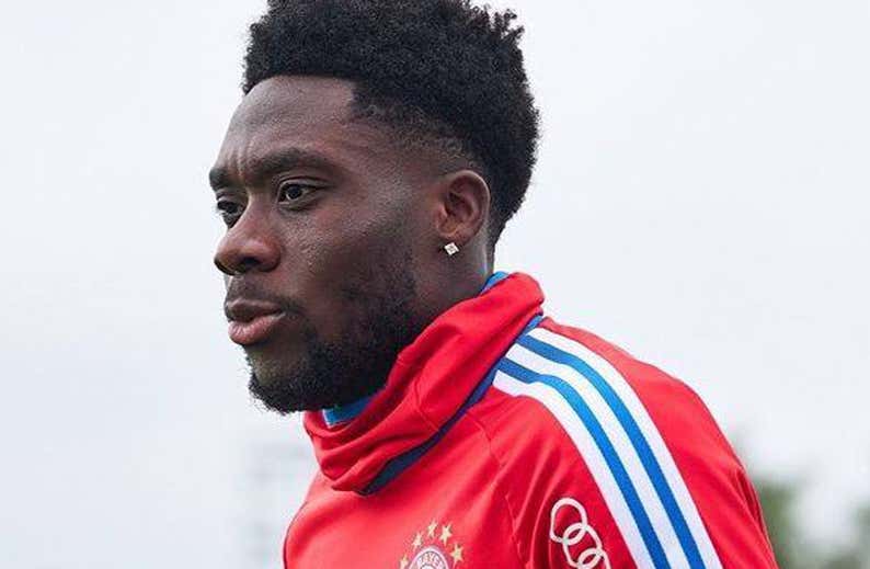 Alphonso Davies duda de su renovación con el Bayern