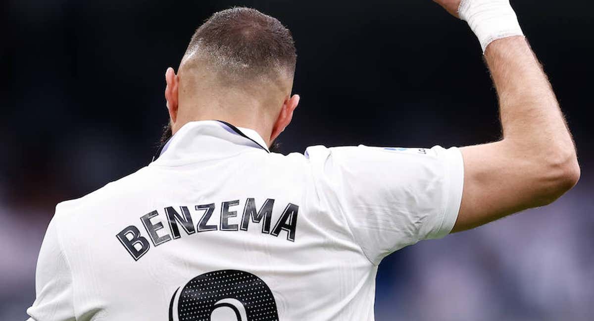 Karim Benzema celebrando con el Santiago Bernabéu./EP