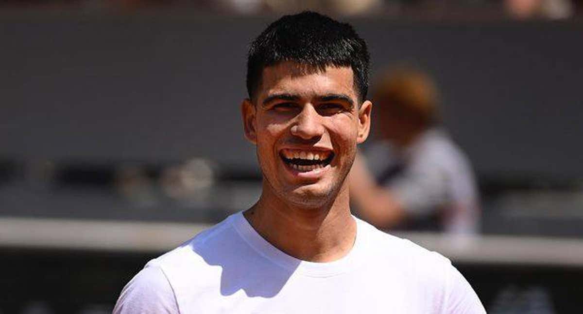 Carlos Alcaraz sonríe durante un entrenamiento en Roland Garros. /FFT/Julien Crosnier