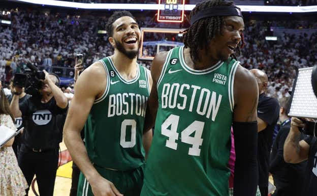 Jayson Tatum y Williams tras el sexto partido. AFP