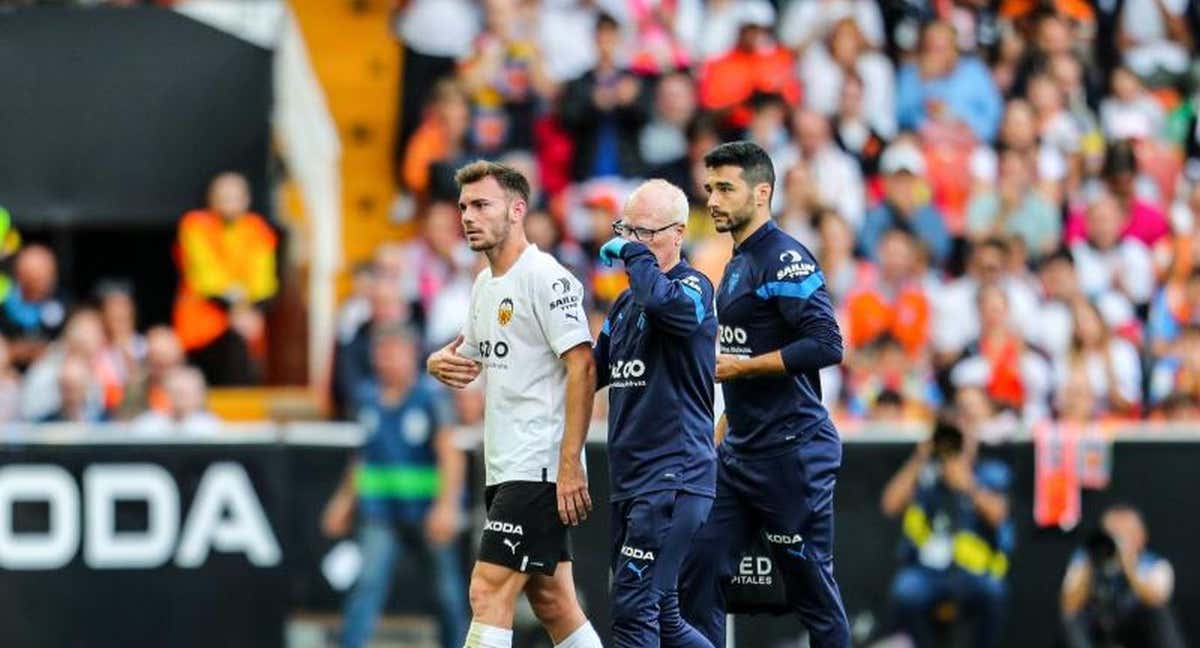 Lato retirándose lesionado de Mestalla. /EP.