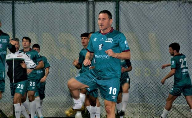 Totti calienta antes de iniciar el partido.  Julio Ocampo