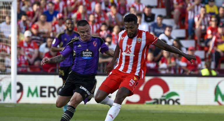 El delantero brasileño del Almería Dyego Sousa (d) y el centrocampista del Valladolid Roque Mesa, durante el penúltimo encuentro de LaLiga.
