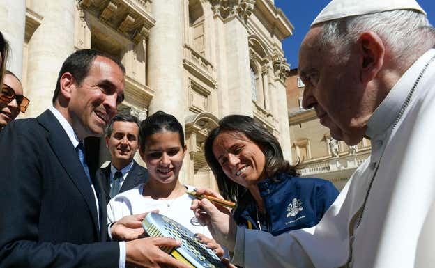 Papa Francisco firmando la pala solidaria. FIP
