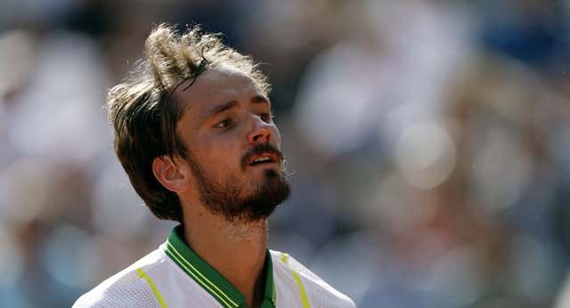 Medvedev ‘llora’ por las pelotas tras perder en Roland Garros y usa a Carlos Alcaraz como ejemplo