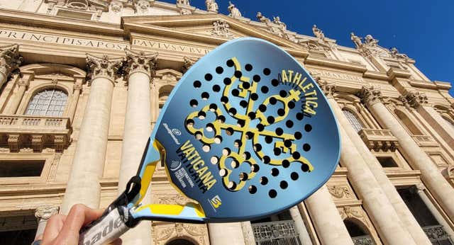 La pala de pádel firmada por el Papa Francisco se adjudica por 3.200 euros