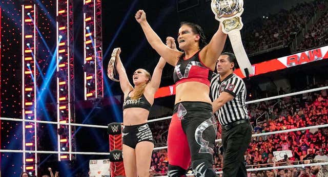 Ronda Rousey logra su objetivo: gana el título de parejas de WWE con Shayna Baszler
