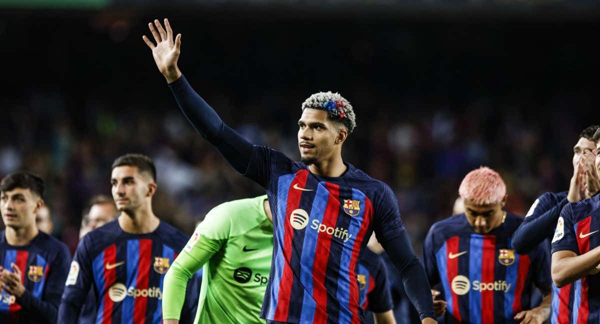 Ronald Araújo durante la celebración del título liguero del Barça./AFP