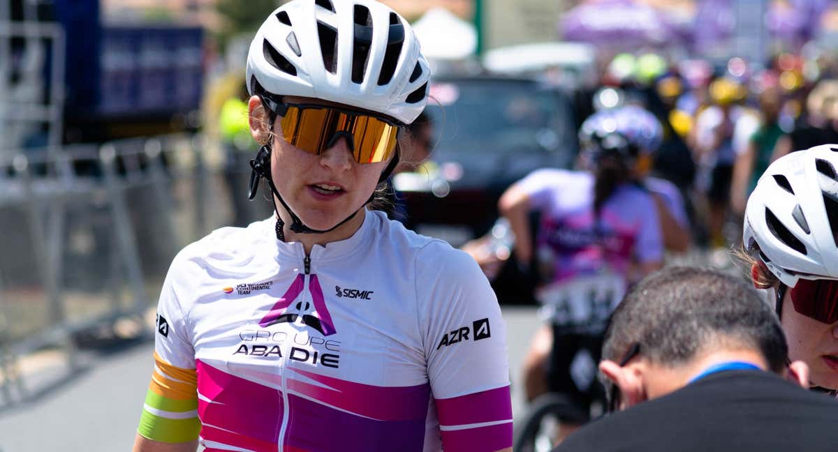 Léonie Laubig, del equipo Groupe Abadie, en la meta de la primera etapa de la Vuelta a Andalucía femenina. /RELEVO / FRAN REYES