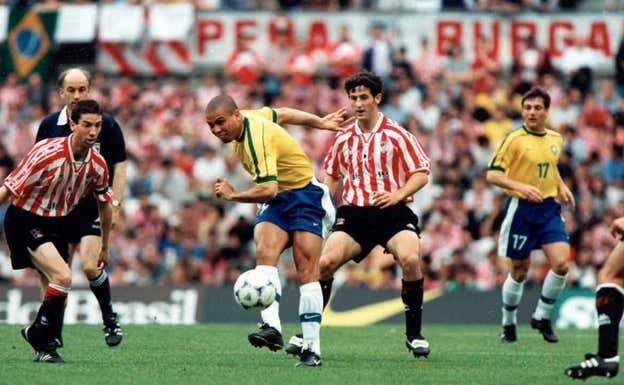Ronaldo, presionado por Urrutia y Nagore. Athletic Club