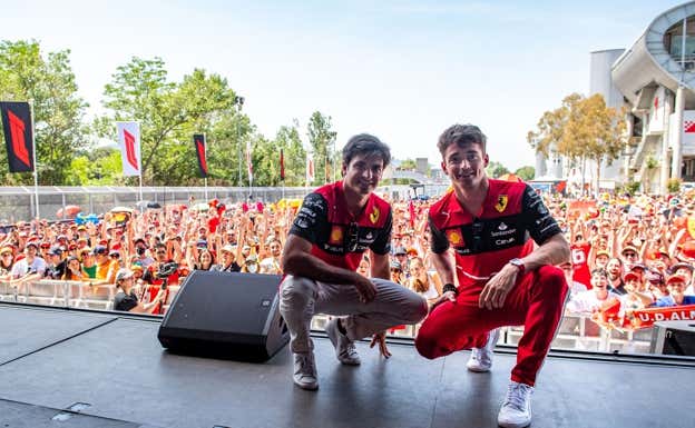 Carlos Sainz y Charles Leclerc, en la Fan Zone del Circuit de Barcelona-Catalunya en el GP de España 2022.  Ferrari
