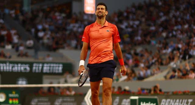 Djokovic hace jaque mate a la defensa húngara de Fucsovics