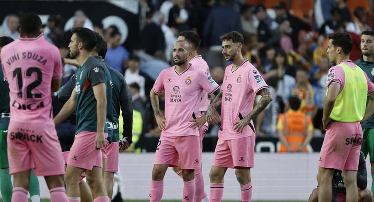 Jugadores del Espanyol tras el pitido final. /EFE