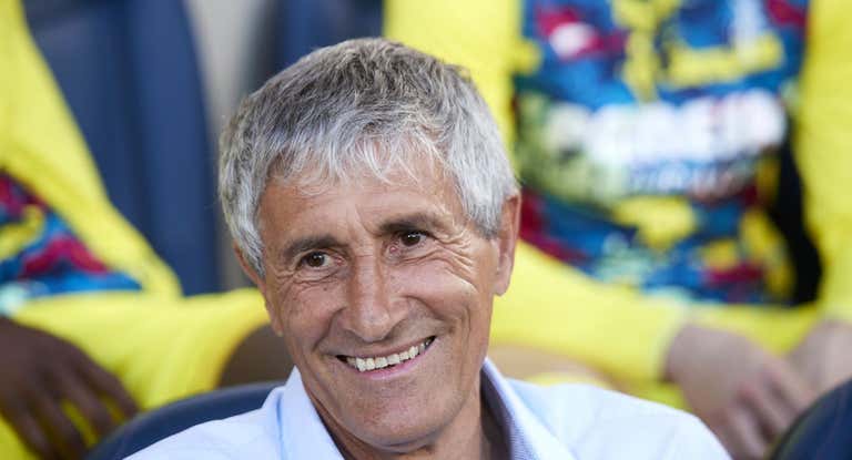 Quique Setién, sonriente en el banquillo del Villarreal.