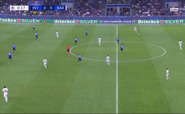 Gavi situado en el cuadrado cuando el Barça construye.