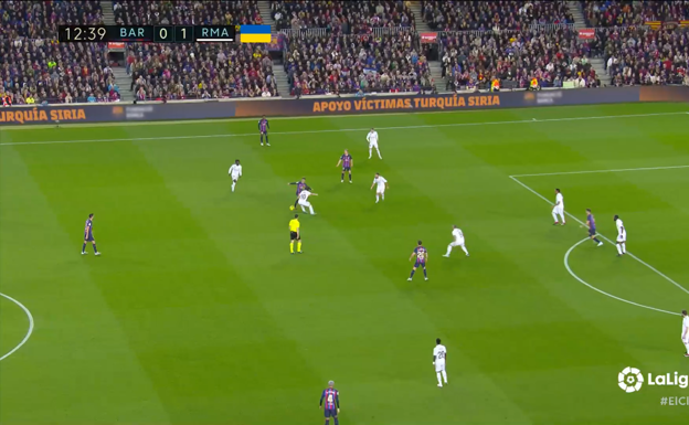 Tras tirar la pared, regatea a Modric con un gesto de cadera.