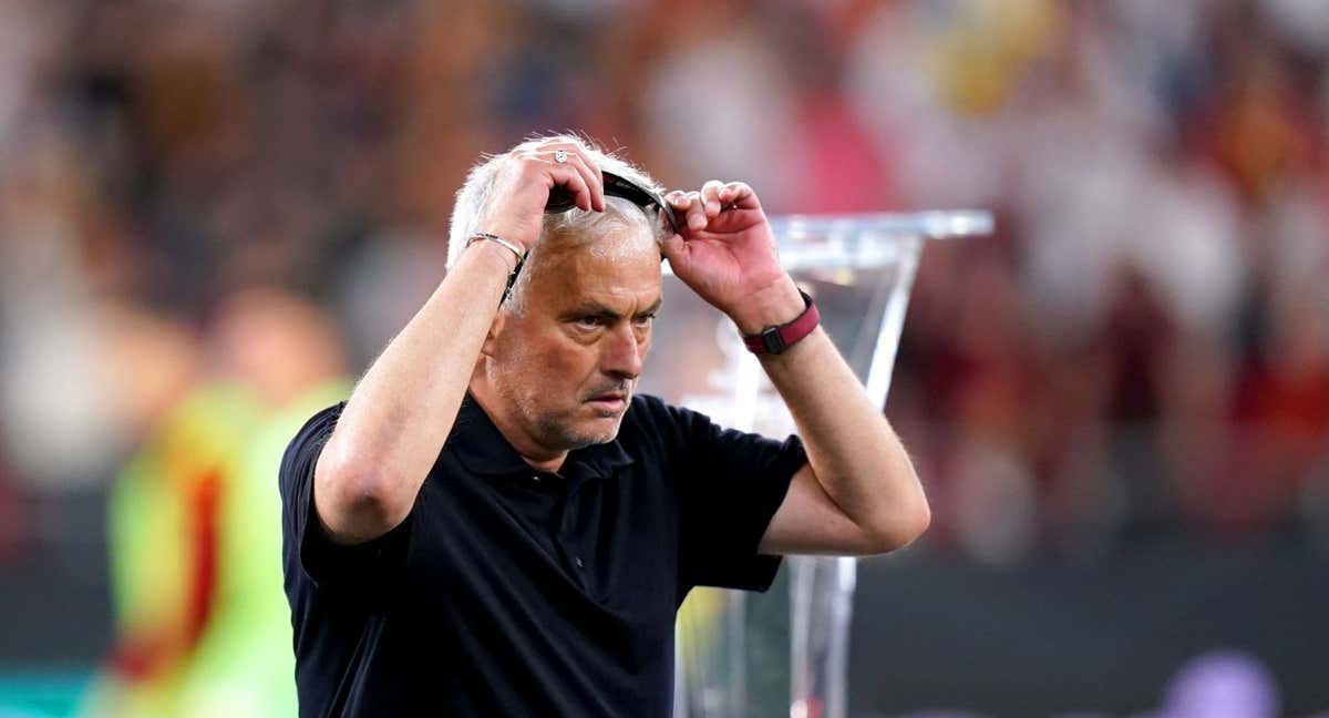 Mourinho tras perder la final se quita la medalla.