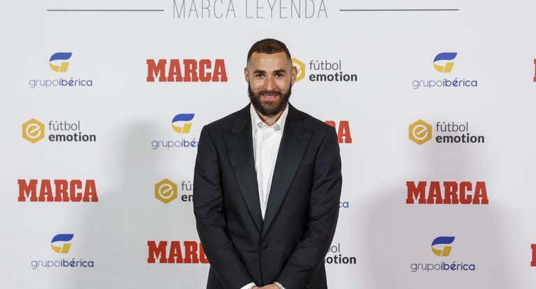 Benzema posa en el acto donde recibió el Marca Leyenda.