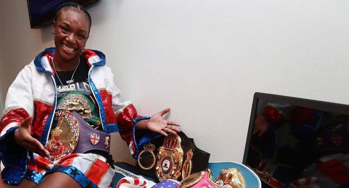 Clarressa Shields posa con todos sus cinturones.
