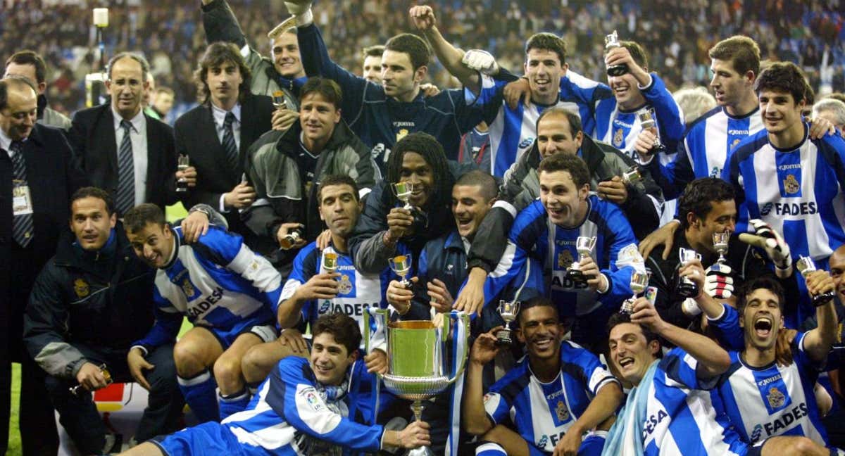Los jugadores del Deportivo de la Coruña celebran el 'Centenariazo' en el Bernabéu./Ignacio Gil