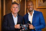 Didier Drogba reta a Rafa Nadal y 'Checo' Pérez en las carreras de barcos eléctricos: «Voy a por vosotros»