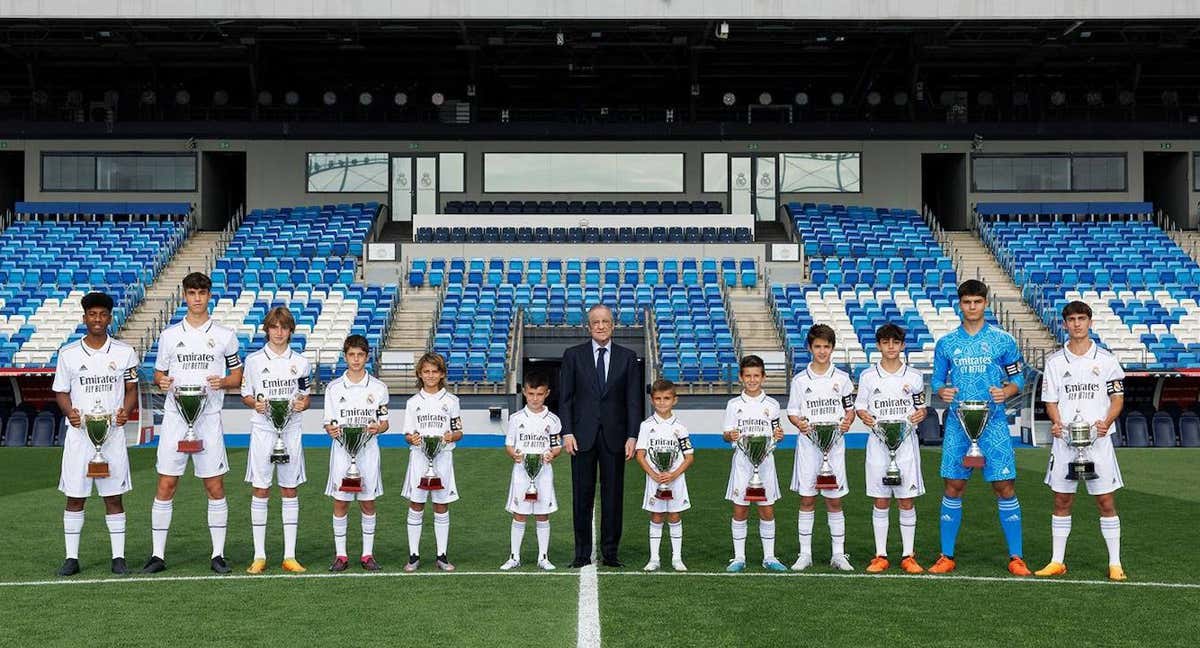 Florentino Pérez, con los capitanes de los 12 equipos campeones. /REAL MADRID