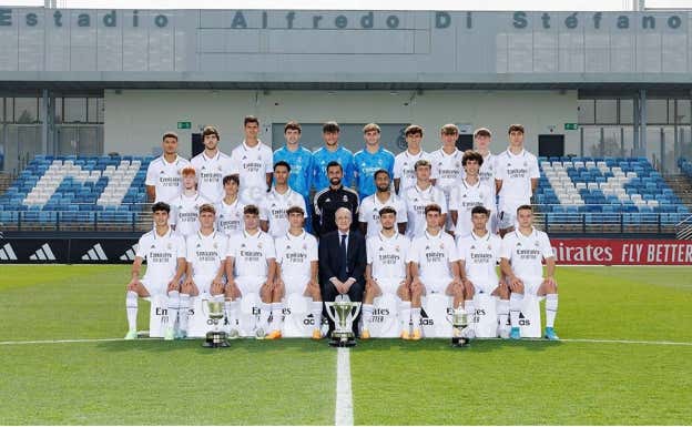 Florentino Pérez, con el Juvenil A de Arbeloa, ganador de tres títulos esta temporada.  REAL MADRID