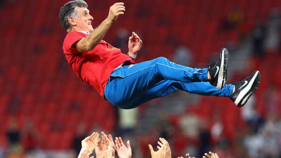 José Luis Mendilibar manteado por sus jugadores./Reuters